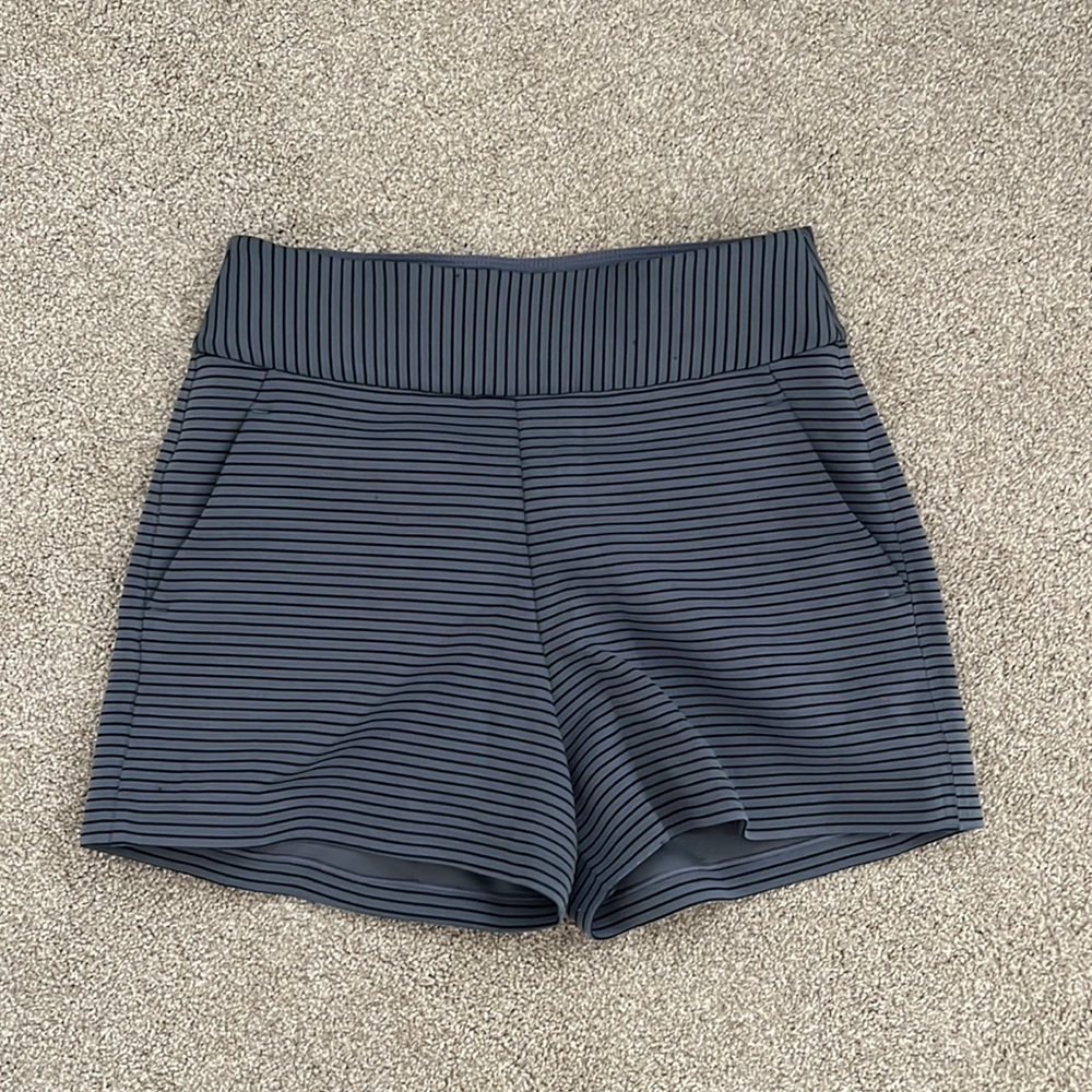 Lululemon size 4